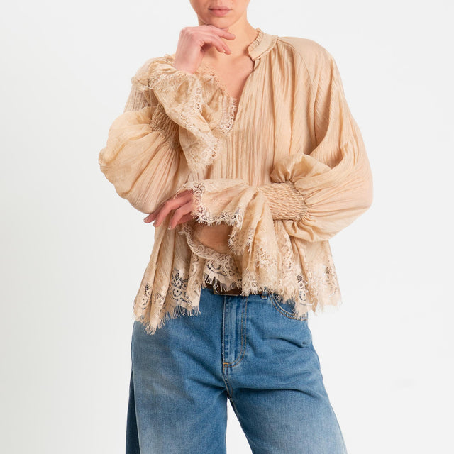 Tensione in-Blusa scollo v tessuto goffrato con pizzo - sabbia