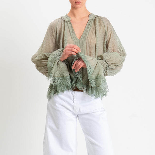 Tensione in-Blusa scollo v tessuto goffrato con pizzo - salvia
