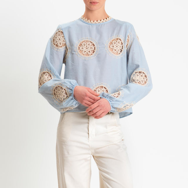 Tensione in-Blusa ricamata bottone dietro - cielo/burro