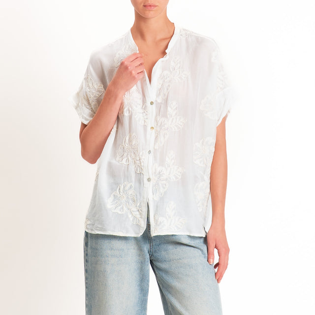 Tensione in-Camicia mussola con ricami - burro