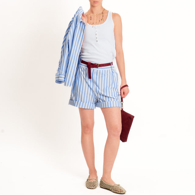 Tensione in-Shorts a righe con cintura - bianco/celeste
