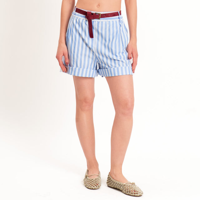 Tensione in-Shorts a righe con cintura - bianco/celeste
