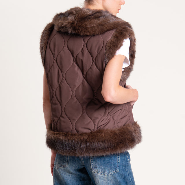 Tensione in-Gilet trapuntato con ecopelliccia - moro