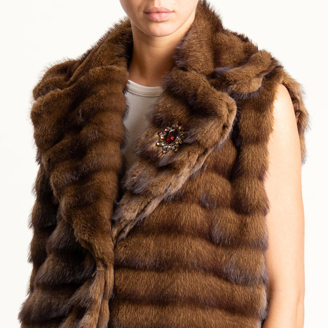 Tensione in-Gilet ecopelliccia con spilla - tabacco