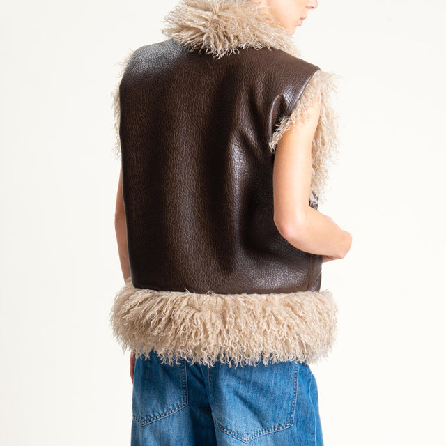 Tensione in- Gilet similpelle ecomongolia - moro/beige