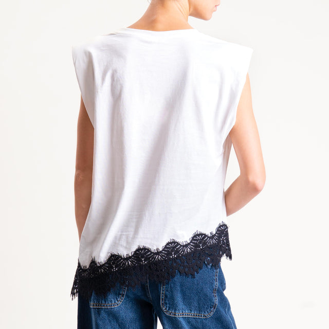 Tensione in- T-shirt asimmetrica spalline con pizzo - panna/nero