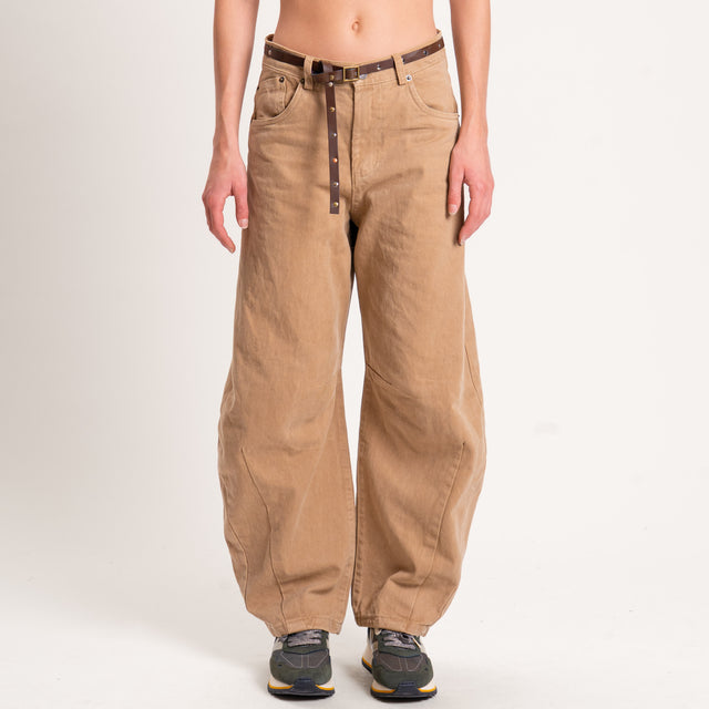 Tensione in-Jeans barrel con cintura - cammello