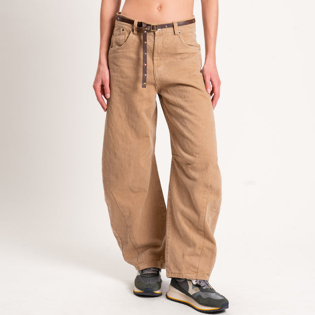 Tensione in-Jeans barrel con cintura - cammello