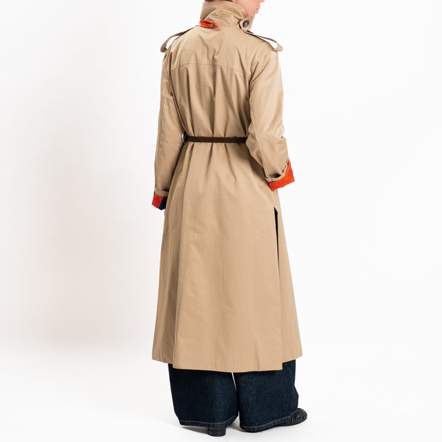 Tensione in-Trench doppiopetto con foulard - camel