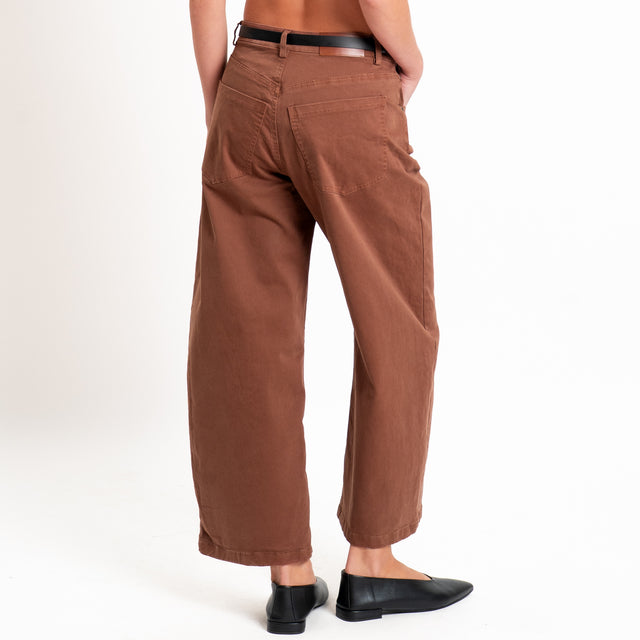 Tensione in-Pantalone cropped con cintura - cappuccino