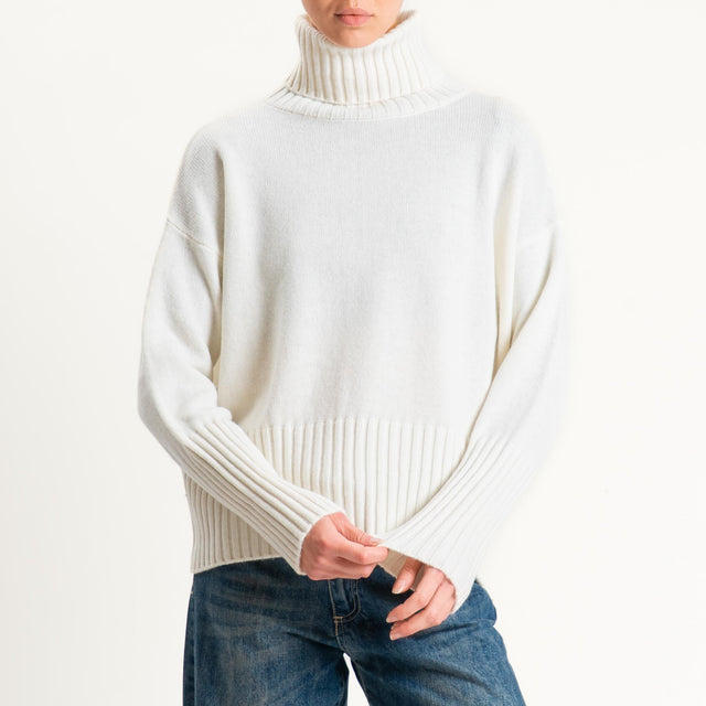 Tensione in-Maglia collo alto 100 % lana - panna