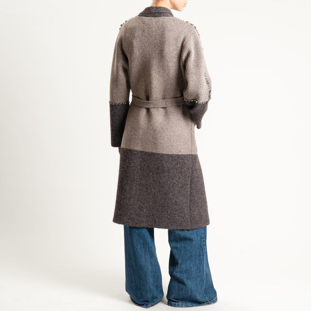 Vicolo-Cappotto in maglia con applicazioni - tortora/moro