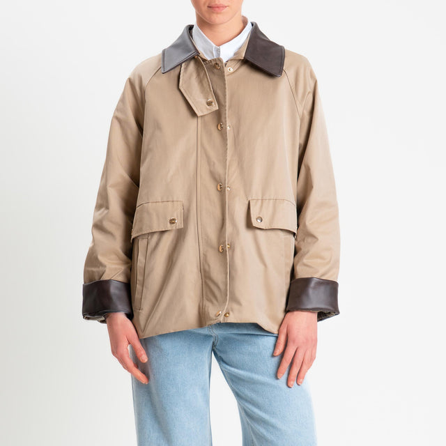 Vicolo-Trench corto doppiotessuto con similpelle - coloniale/moro