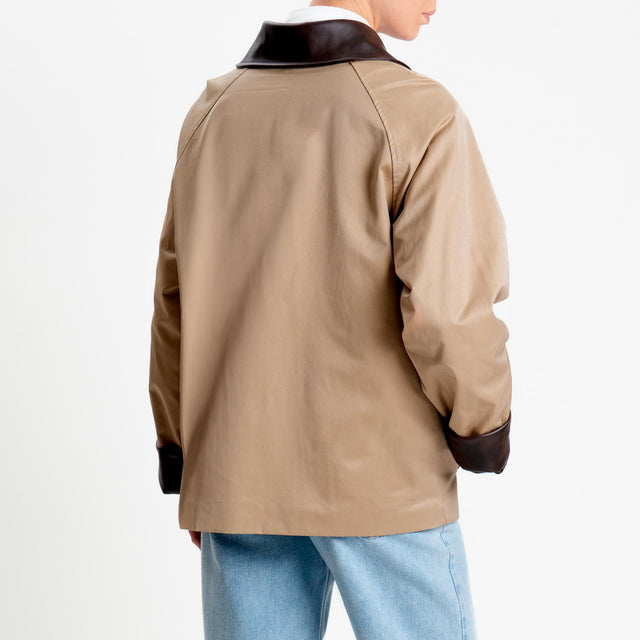 Vicolo-Trench corto doppiotessuto con similpelle - coloniale/moro