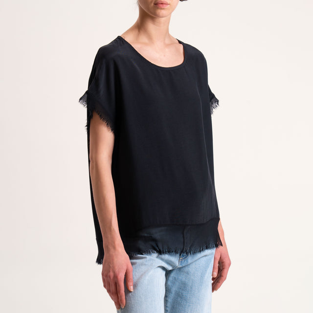 Zeroassoluto-Blusa in viscosa bordi sfrangiati bottoni dietro - nero