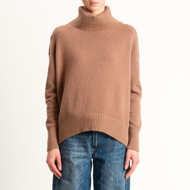 Zeroassoluto-Maglia collo alto - camel