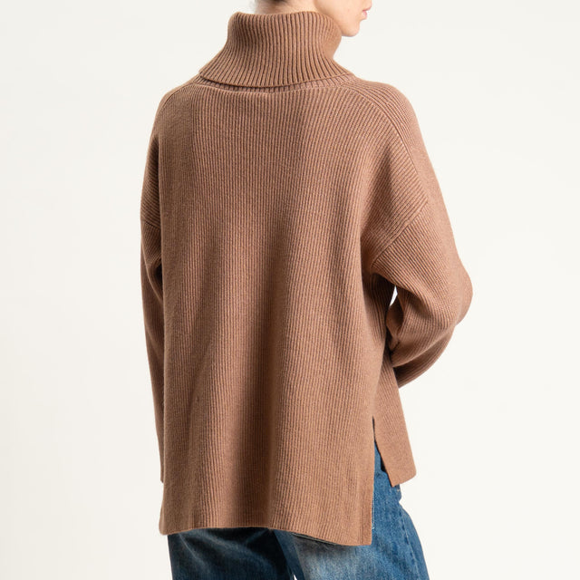 Zeroassoluto-Maglia costa inglese collo alto spacchi laterali - camel