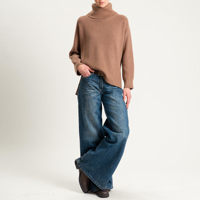 Zeroassoluto-Maglia costa inglese collo alto spacchi laterali - camel