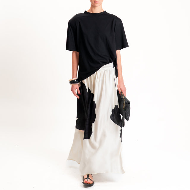 Anonyme-Gonna satin fantasia foglie elastico dietro - burro/nero