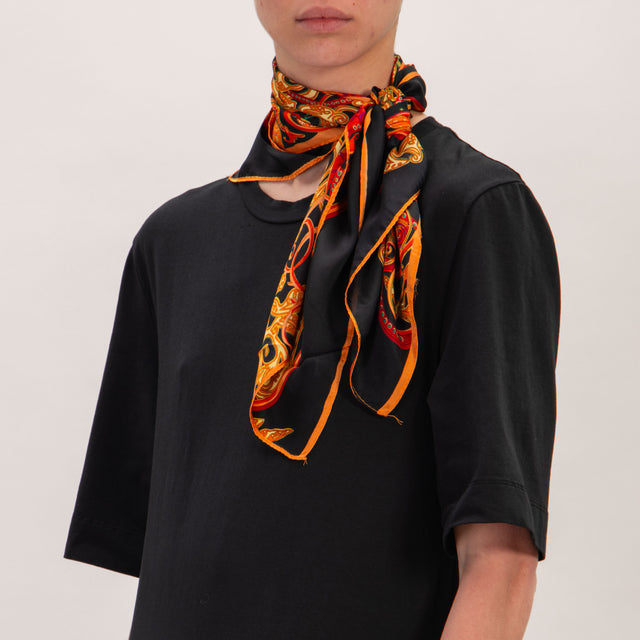 Kontatto-Abito doppio tessuto con foulard - nero/arancio/india