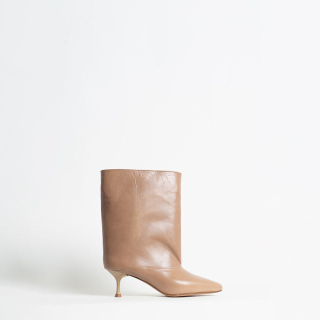 Divine Follie-Tronchetto a punta con tacco - tortora