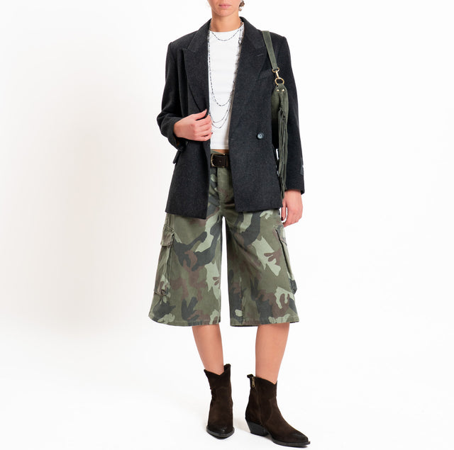 Zeroassoluto-Camo cargo Bermuda shorts with elasticated back - sage/dark brown