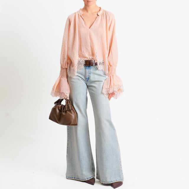 Tensione in-Blusa scollo v tessuto goffrato con pizzo - nude