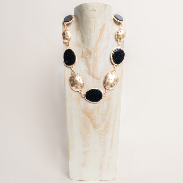 W by Whitemood-Collana con pietre e medaglie martellate - Nero