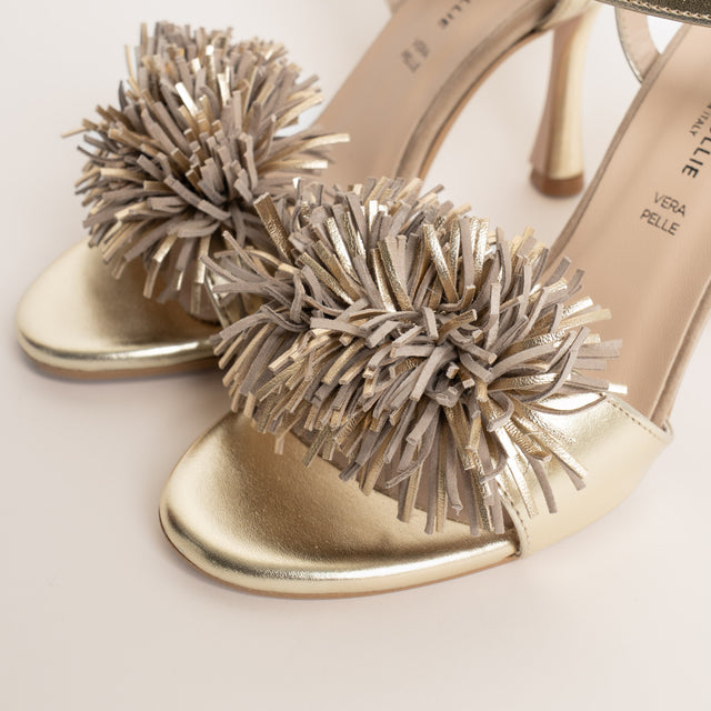 Divine Follie-Sandalo con applicazione - laminato oro/beige