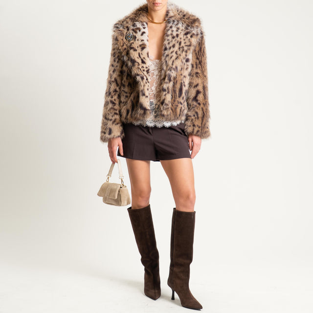 Tensione in-Ecopelliccia animalier con spilla - beige/latte/moro