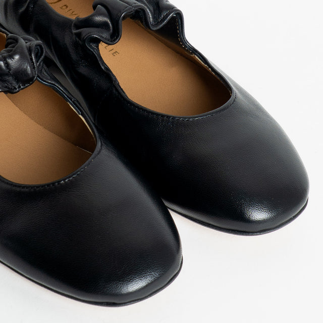 Divine Follie-Ballerina in pelle con cinturino - nero