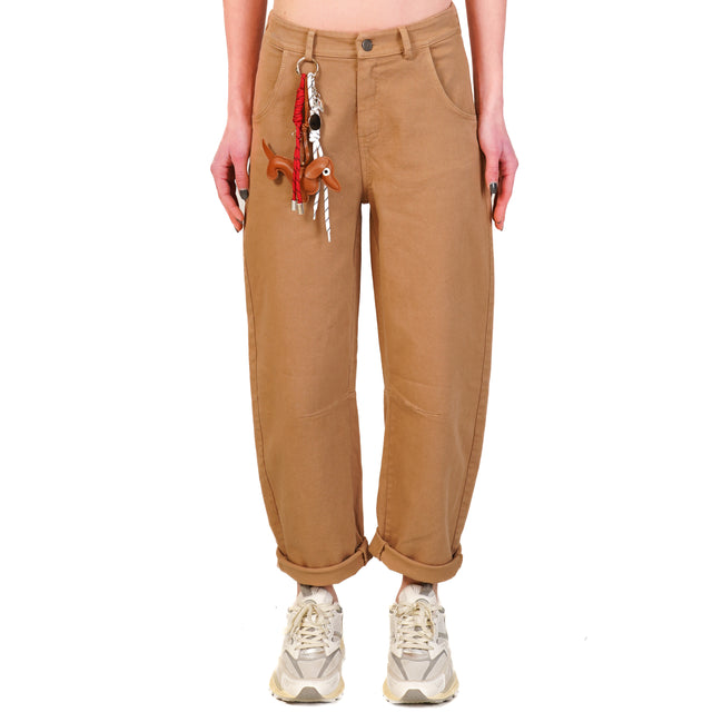 Pantalón con elástico en la espalda y dijes - camel