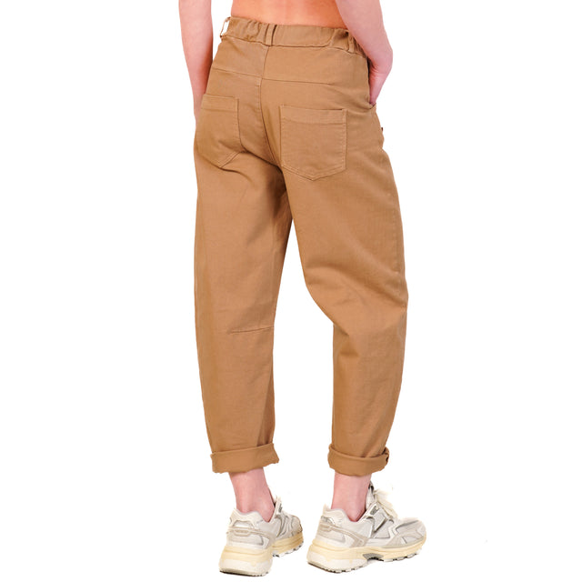 Pantalón con elástico en la espalda y dijes - camel