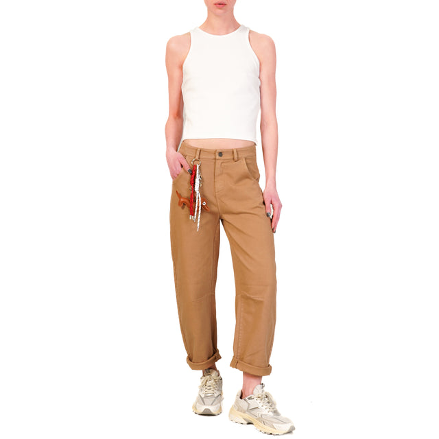 Pantalón con elástico en la espalda y dijes - camel
