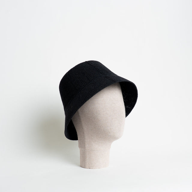 W by Whitemood-Bucket hat in rafia intrecciata - nero