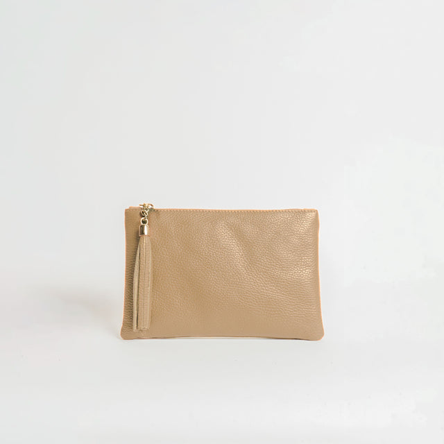 W by whitemood - Bolso de mano con borlas - arena