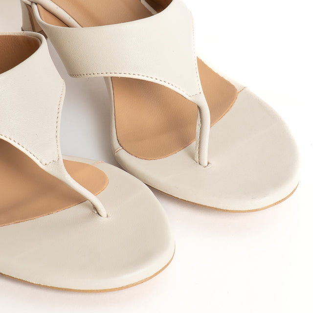 Ovyè-Sandalo infradito con tacco - off white