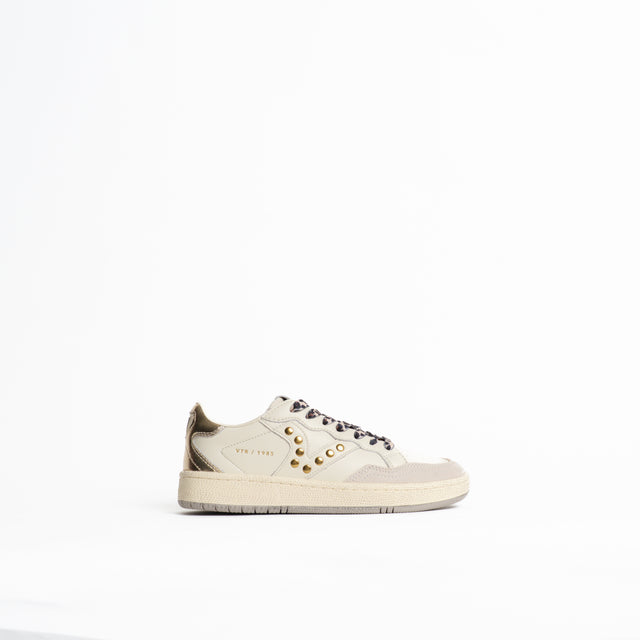 Victoria-Sneakers in pelle con borchie - crema/oro