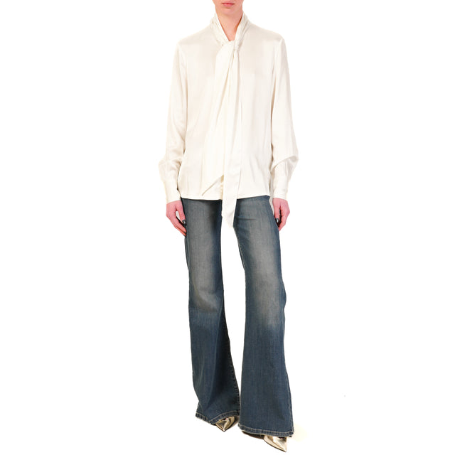 Dixie - Camisa de satén elástico con lazo - Crema