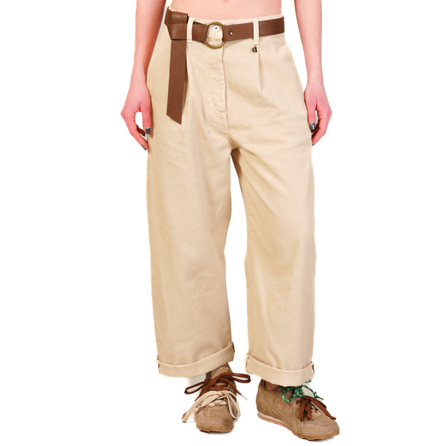 Dixie-Pantone con pliegues y cinturón - beige