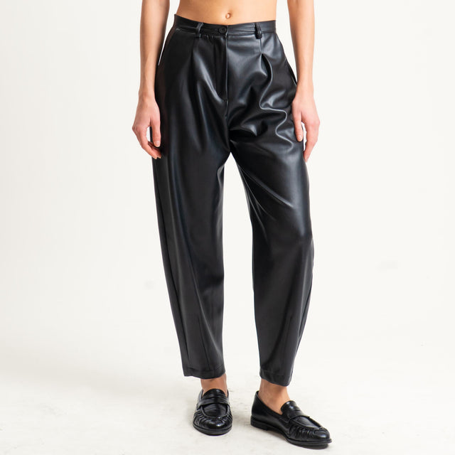 Dixie-Pantalone similpelle barrel fit con pinces - nero