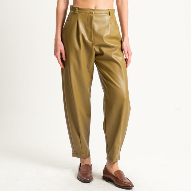 Dixie-Pantalone similpelle barrel fit con pinces - olio