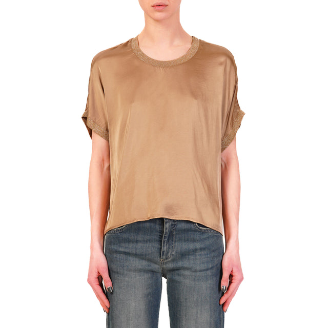 Blusa de satén Dixie-Stretch con bordes de lúrex - camel