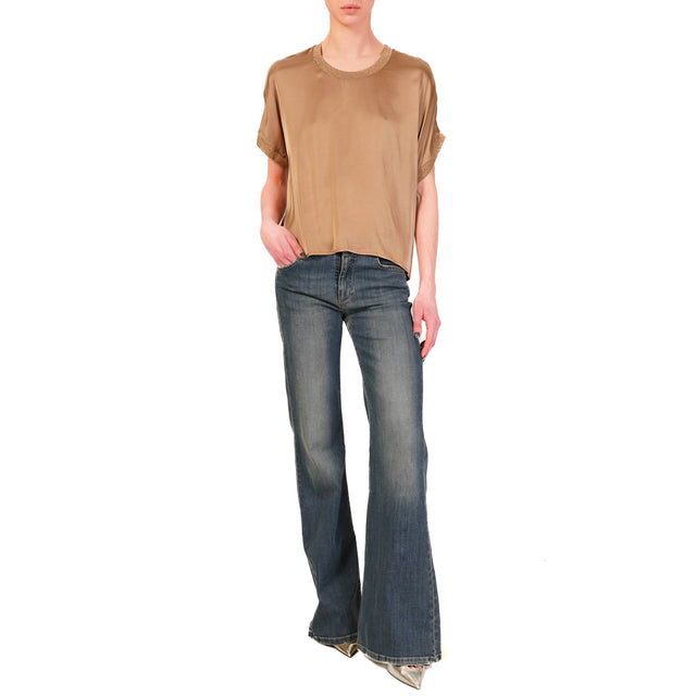 Blusa de satén Dixie-Stretch con bordes de lúrex - camel