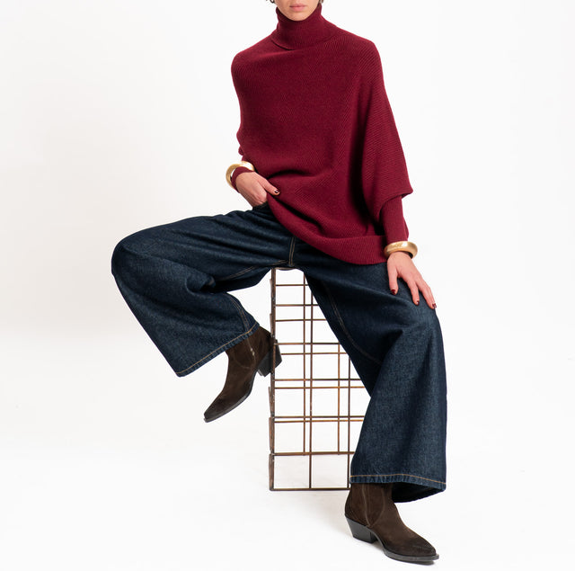 Kontatto-Maglia collo alto asimmetrica a coste - marsala