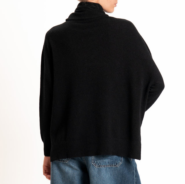 Kontatto-QS turtleneck sweater with side slits - black