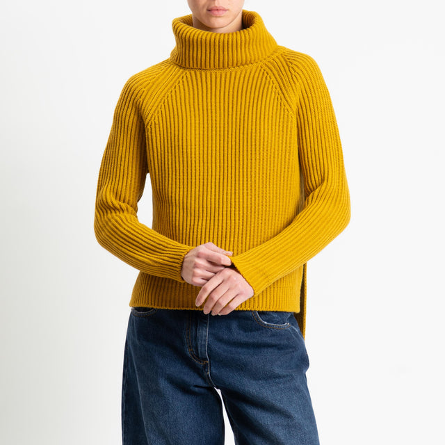 Motel-Maglia collo alto costa inglese spacchi laterali - zafferano