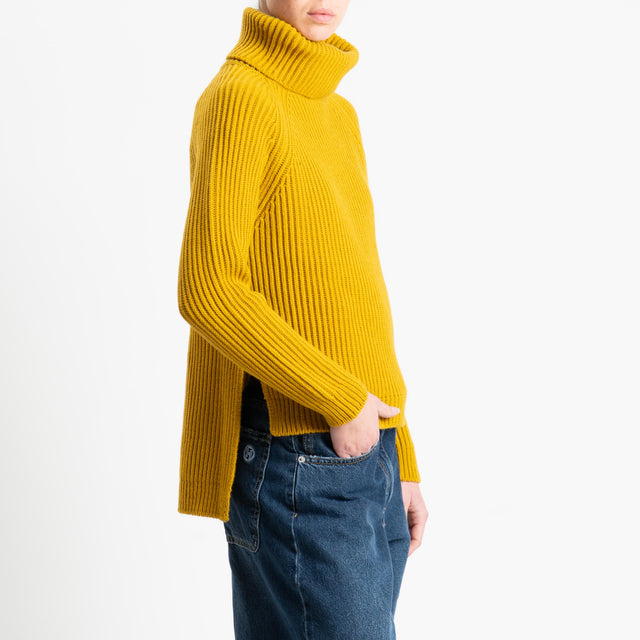 Motel-Maglia collo alto costa inglese spacchi  laterali - zafferano