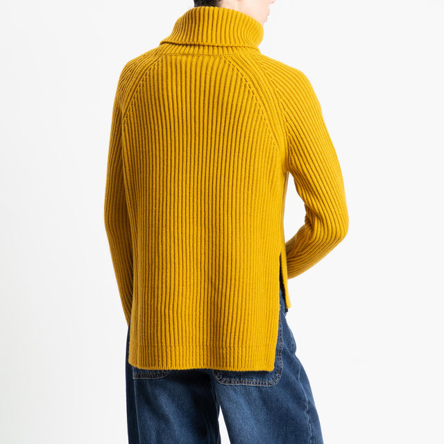 Motel-Maglia collo alto costa inglese spacchi  laterali - zafferano