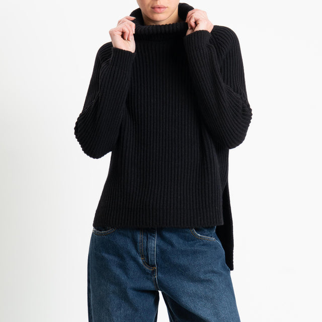 Motel-Maglia collo alto costa inglese spacchi laterali - nero